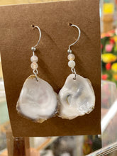Load image into Gallery viewer, Shell earrings