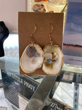 Load image into Gallery viewer, Shell earrings